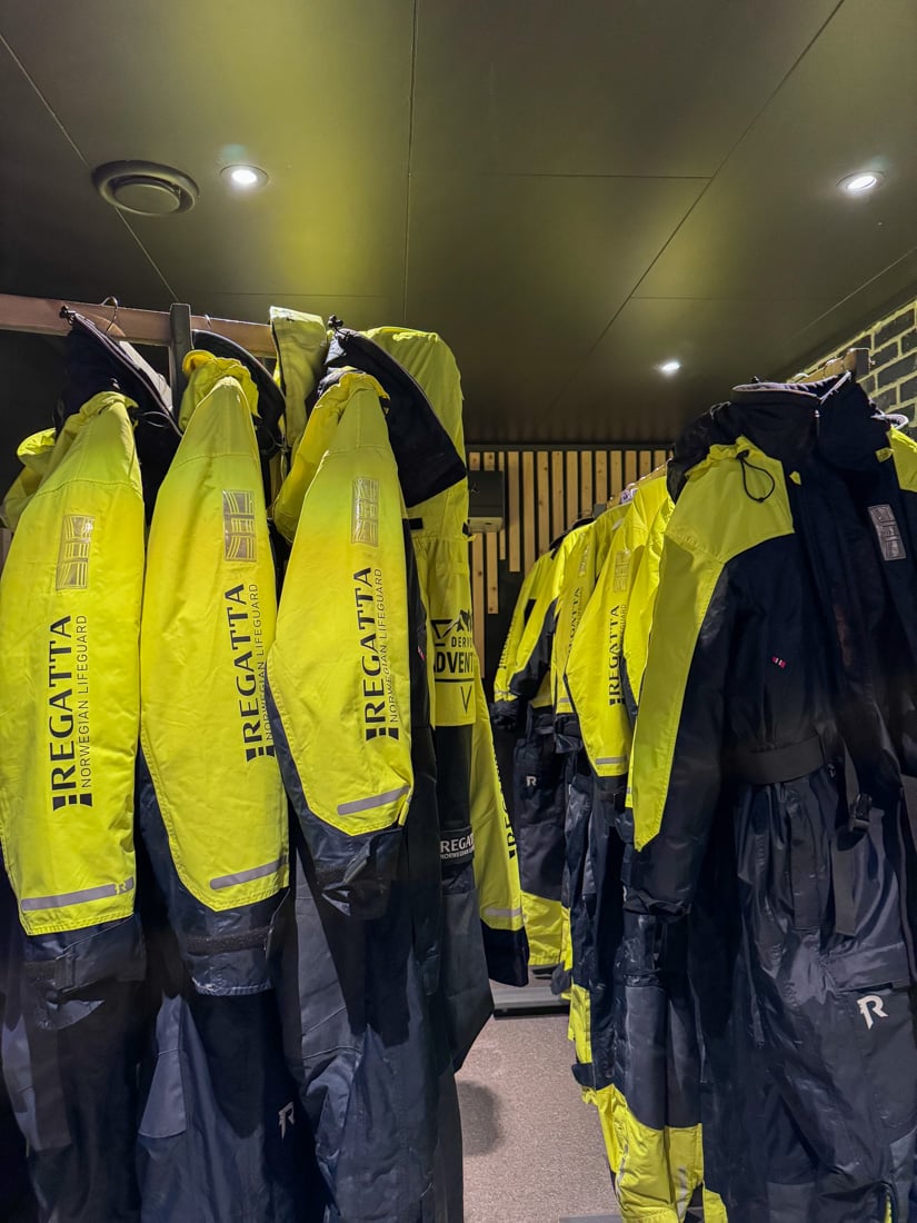 A Guide to Whale Watching in Tromso (+ Best Tours in 2025) 17 Thermal suits are provided for the small boat and rib boats